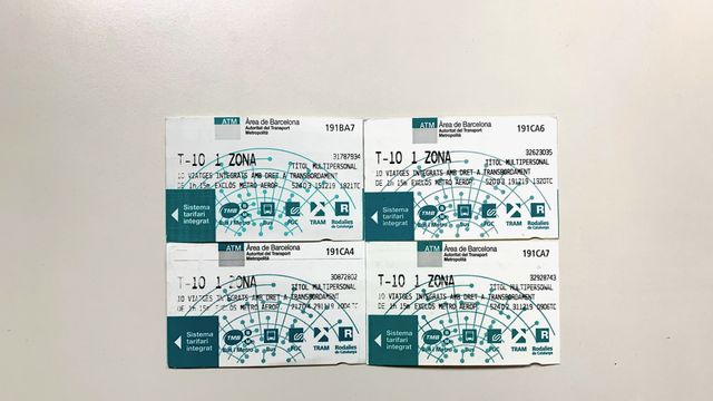 Cuatro tarjetas T-10, el título de transporte que este 1 de enero se deja de vender / V M