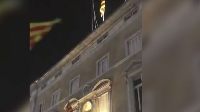 Captura de pantalla del momento en el que se ha descolgado la bandera española del Palau de la Generalitat / TWITTER
