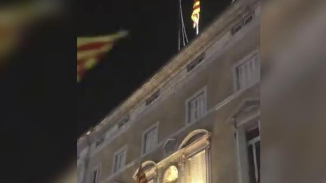 Captura de pantalla del momento en el que se ha descolgado la bandera española del Palau de la Generalitat / TWITTER