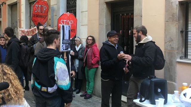 Un grupo de vecinos en uno de los tantos desahucios producidos en Barcelona, en este caso, en el Poble-sec / AROA ORTEGA