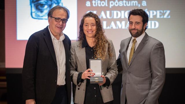 Joan Subirats, teniente de Alcaldía de Cultura, Educación, Ciencia y Comunidad; Jimena López de Lamadrid, hija de Claudio López de Lamadrid, y Jacobo López de Lamadrid, hijo de Claudio López