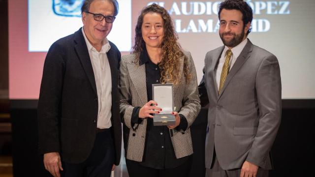 Joan Subirats, teniente de Alcaldía de Cultura, Educación, Ciencia y Comunidad; Jimena López de Lamadrid, hija de Claudio López de Lamadrid, y Jacobo López de Lamadrid, hijo de Claudio López