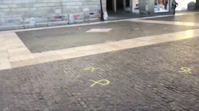 El suelo de la plaza de Sant Jaume, pintado con lazos amarillos / TWITTER JOSEP BOU