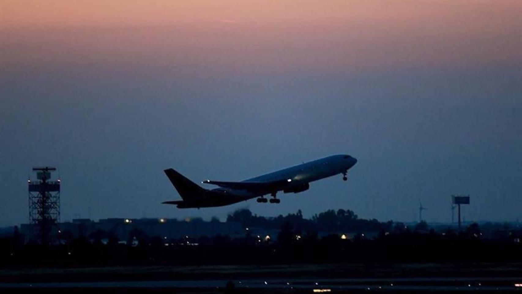Una imagen de archivo de un avión despegando de un aeropuerto / EFE
