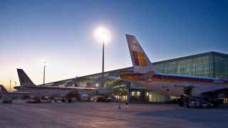 Aeropuerto de Barcelona con varios aviones