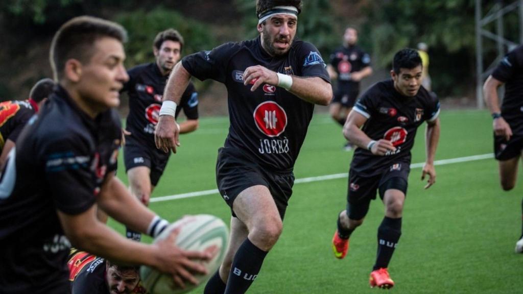 Jugadores durante un partido de rugby en Barcelona