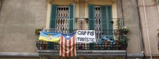 Carteles contra los pisos turísticos / HUGO FERNÁNDEZ