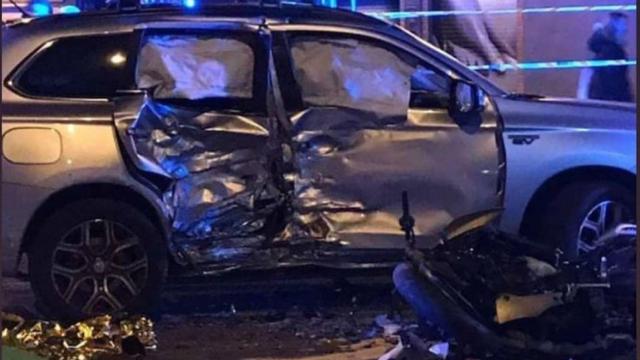 La moto y el coche tras el brutal choque en el paseo de Maragall / TWITTER @antiradarcatala