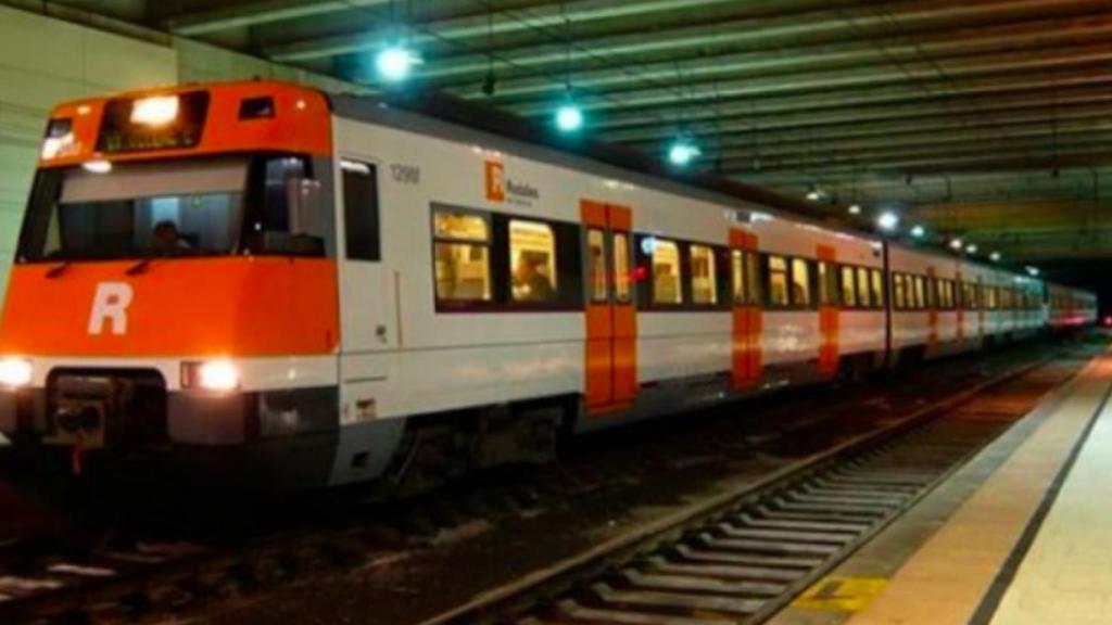 Un tren de Rodalies a l'estació de plaça Catalunya
