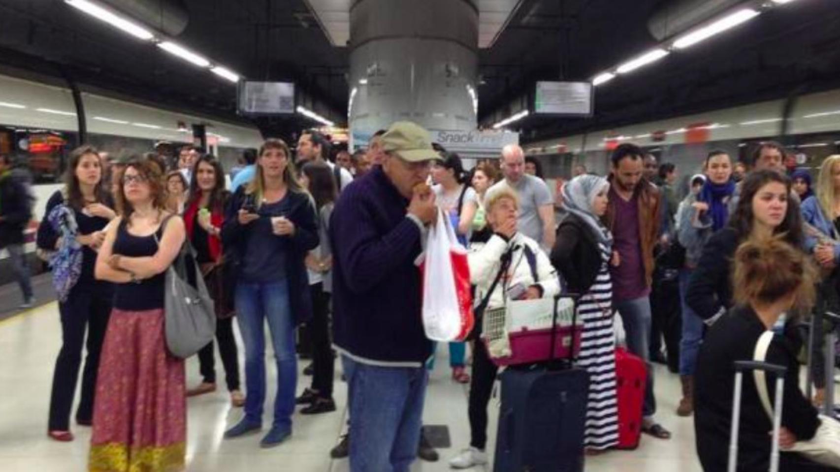 Multitud de usuarios de Rodalies esperando en el andén / EUROPA PRESS