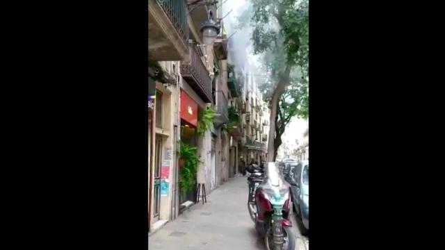 Un hombre cae a la calle del Portal Nou desde la finca incendiada en la que se encontró un hombre muerto / TWITTER ANNA PUNSÍ
