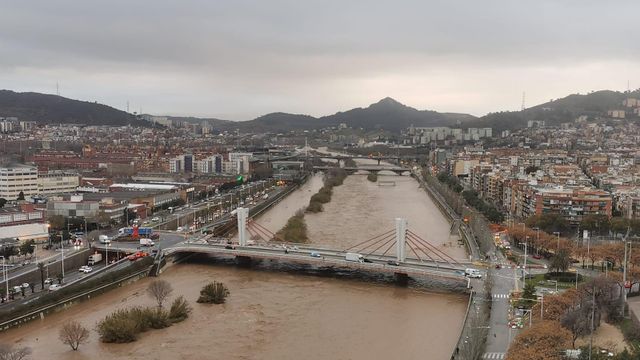 Imagen panorámica de archivo del río Besòs lleno de agua