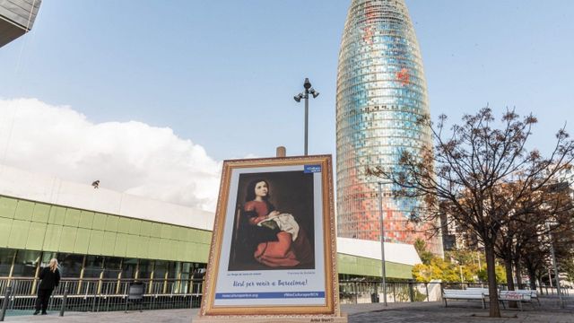 Réplica de 'La Virgen de niña en oración', de Francisco Zurbarán, delante de la Torre Agbar / + CULTURA X BCN
