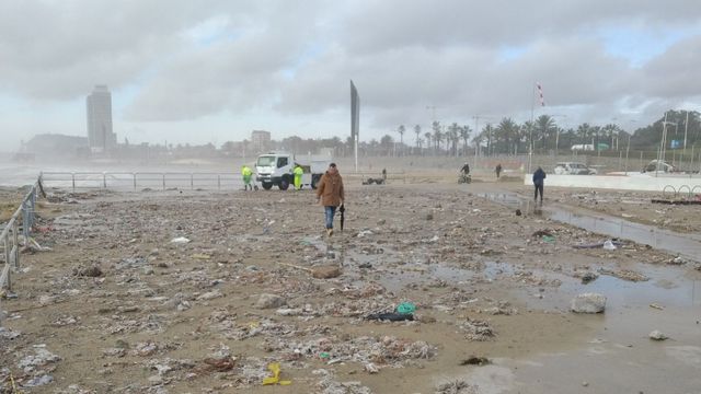 Los entornos de la playa de la Base Náutica Municipal en la Mar Bella, este jueves / JORDI SUBIRANA