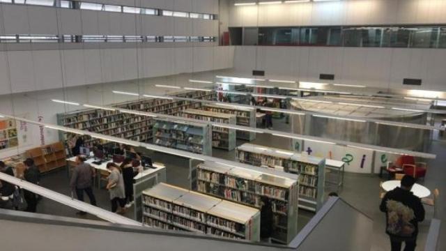 Una biblioteca municipal de barrio / G.A
