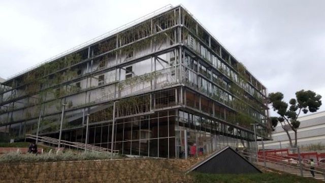 El pabellón deportivo del Turó de la Peira, premio Ciutat de Barcelona /  JORDI SUBIRANA