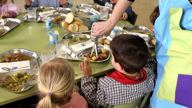 Un grupo de niños en el comedor de una escuela / EFE