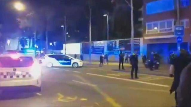 Momento en el que la Guardia Urbana cortaba ayer la avenida Meridiana / TWITTER