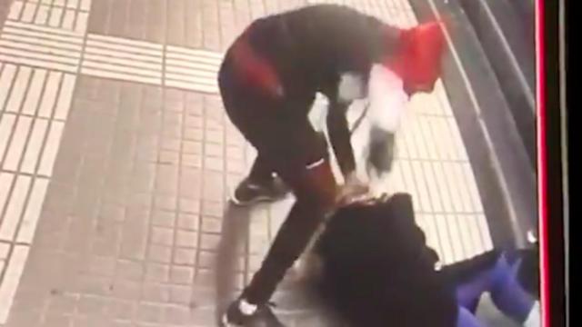 Vídeo del atraco con violencia a una señora en el metro de Barcelona