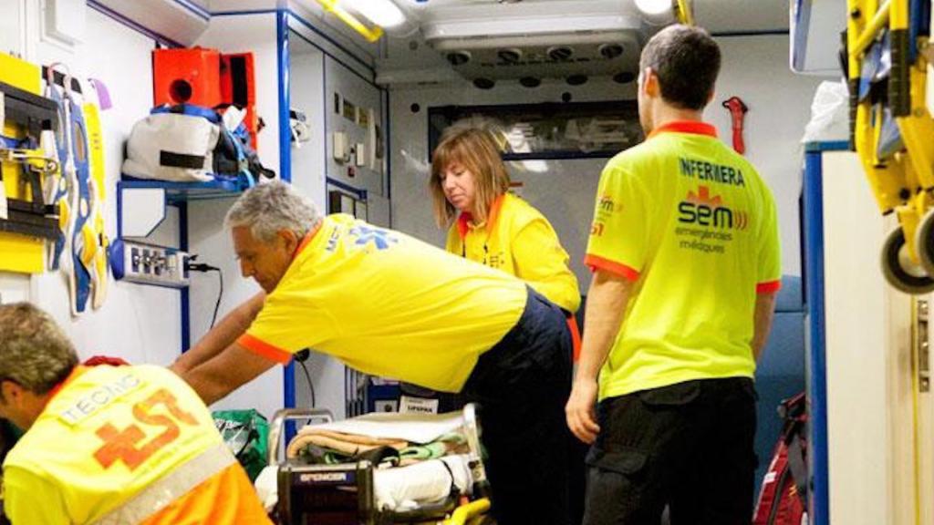 Treballadors del Sistema d'Emergències Mèdiques en una ambulància / CG