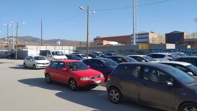 El espacio en el que se construirá la comisaría de Sant Andreu, en el barrio del Baró de Viver / JORDI SUBIRANA