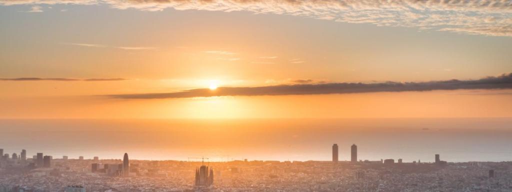 Vista panoràmica de Barcelona amb pocs núvols al cel / Alfons Puertas - @alfons_pc