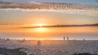 Vista panorámica de Barcelona con pocas nubes en el cielo / Alfons Puertas - @alfons_pc