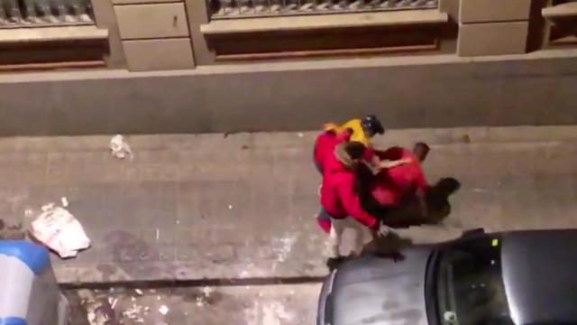 Instante de la pelea en el que dos individuos golpean a un joven que está en el suelo / TWITTER AFECTATS CANELA