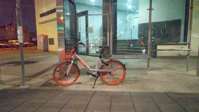 Bicicleta de Mobike estacionada en una parada de autobús de l'Hospitalet / SUMEM