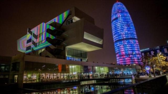 Torre Agbar y Museo del Diseño en Barcelona durante una edición de Llum BCN / EFE