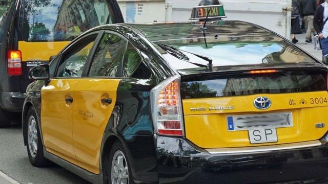 Taxis circulando en Barcelona / MARIO DURÁN