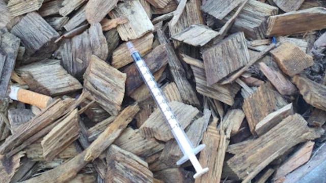 Una de las jeringuillas encontradas la superilla del barrio de Sant Antoni / TWITTER: @TEstimem