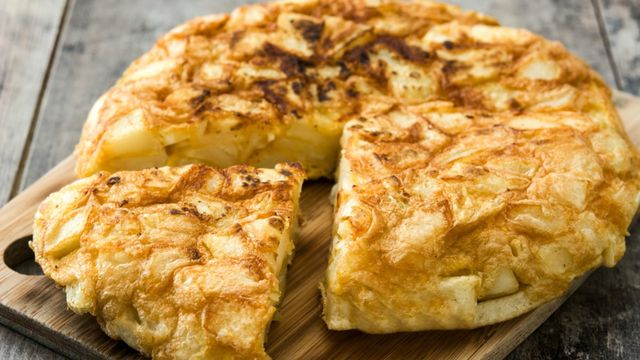 Tortilla de patatas sobre una madera / Archivo