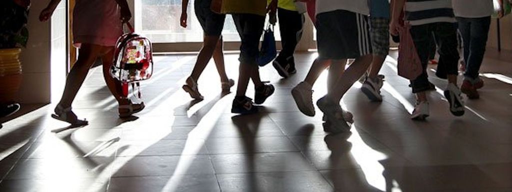 Nens entrant en una escola