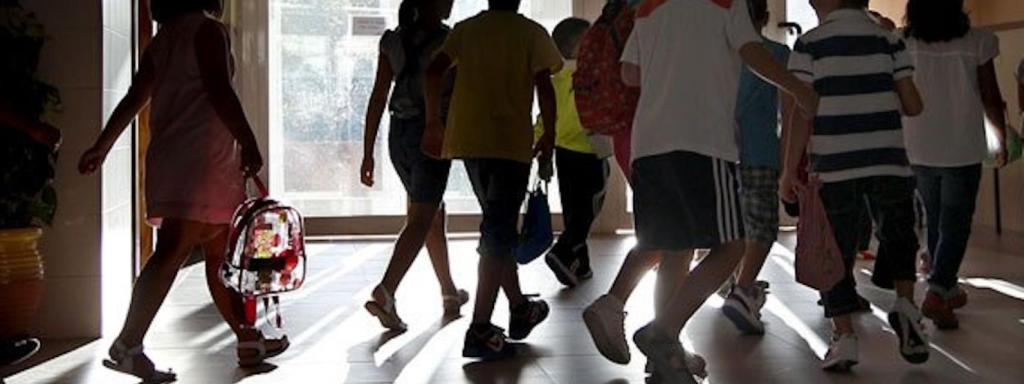 Niños entrando en una escuela
