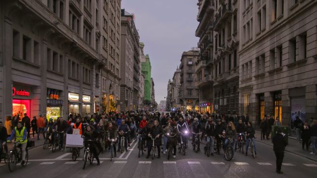 Los ciclistas han ocupado la Via Laietana este viernes /  @bacc_cat