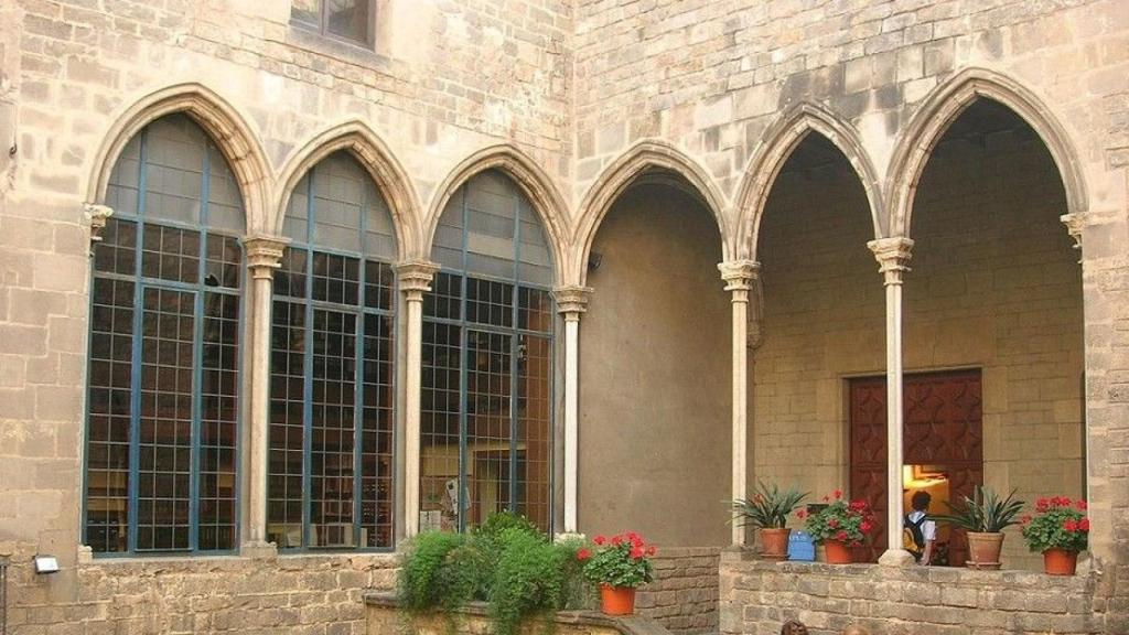 Interior del Palau Requesens / Viquipèdia