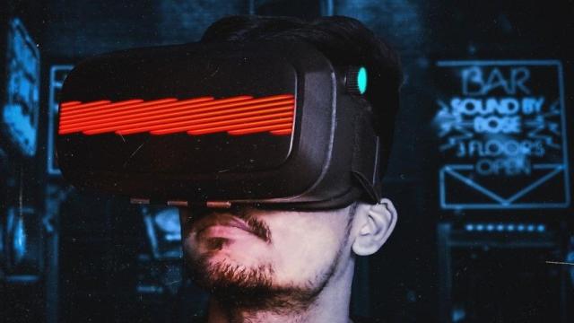 Hombre jugando con Realidad Virtual / HARSCH SHIVAM - PEXELS