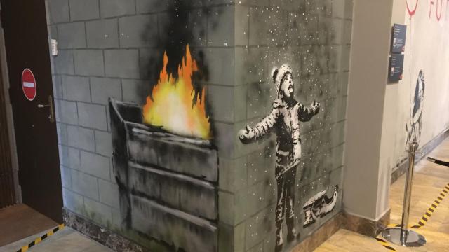 Obra de Banksy donde un niño juega con la nieve aunque en realidad son las cenizas del fuego