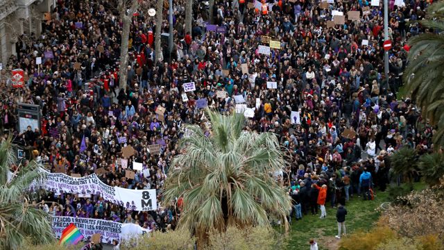 Las feministas toman la plaza Tetuán