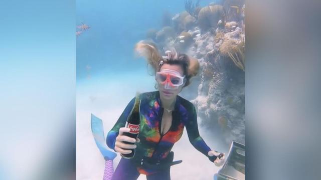 Captura de pantalla del vídeo de la Coca Cola en el fondo del mar / INSTAGRAM