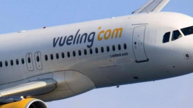 Un avión de la compañía Vueling en Barcelona / ARCHIVO