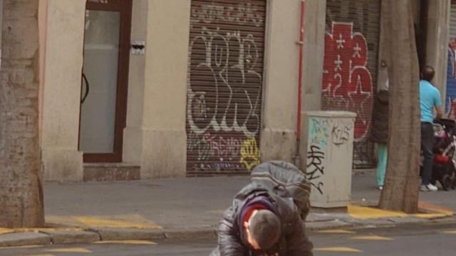 Un hombre se inyecta droga en el barrio de Sant Antoni / SANT ANTONI VIGILA