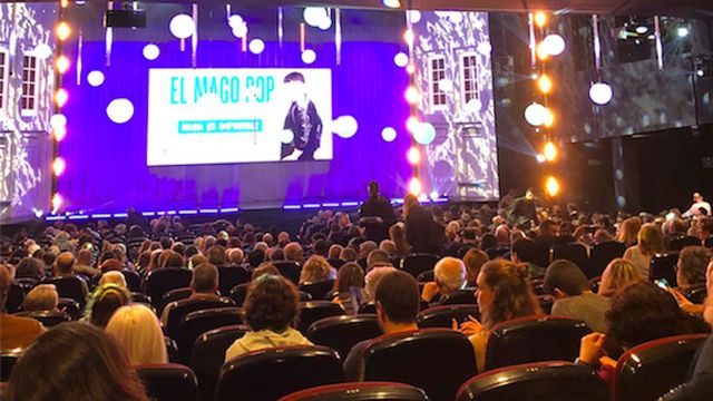 Instantes previos al comienzo de la obra del Mago Pop en el Teatro Victoria de Barcelona ayer miércoles / MA