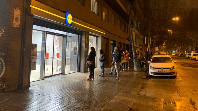 Cola en el supermercado Lidl de la calle Vila i Vilà del Poble-sec tras las restricciones por coronavirus / V.M.