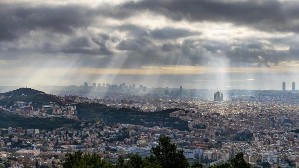 Panorámica de Barcelona con la presencia de nubes en una imagen de archivo/ Alfons Puertas - @alfons_pc