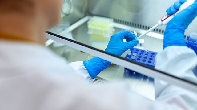 Un sanitario desarrollando un ensayo pionero / UNSPLASH