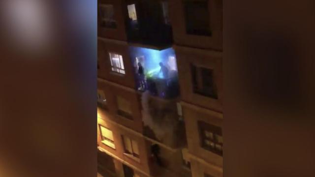 Captura de pantalla de uno de los mejores DJ sets de la cuarentena en un balcón / TWITTER