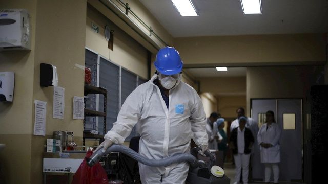 Trabajadores participan en una jornada de desinfección para prevenir el coronavirus / EFE