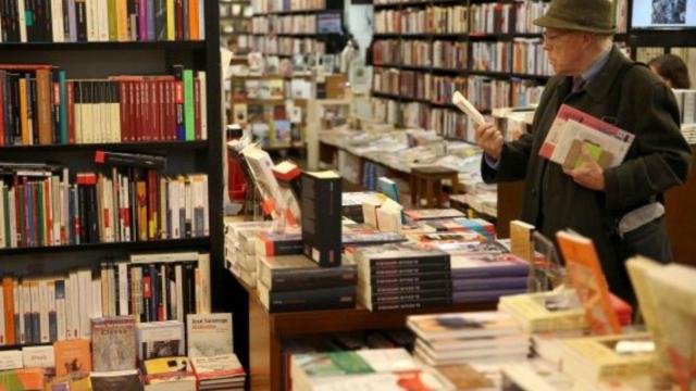 Lector en una librería, algunas de las cuales reparten a domicilio por el coronavirus / EFE